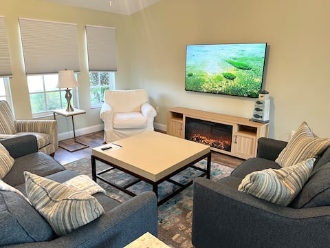 Top Airbnb: Group Friendly-King/2 Queens-Pool Access-BBQ-FGCU in San Carlos Park
