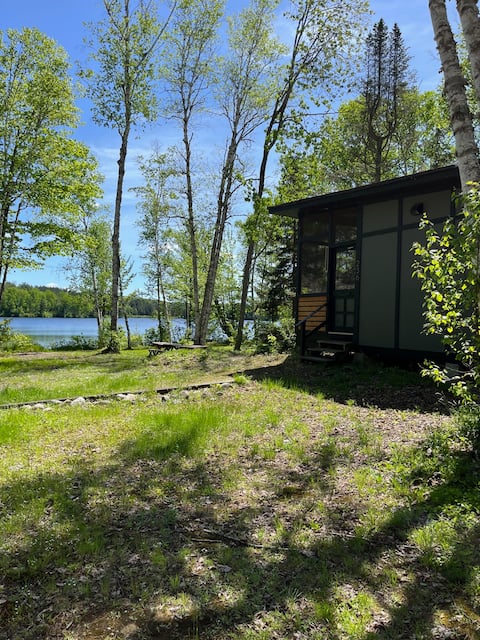 Lakefront mid-century cottage with chef's kitchen