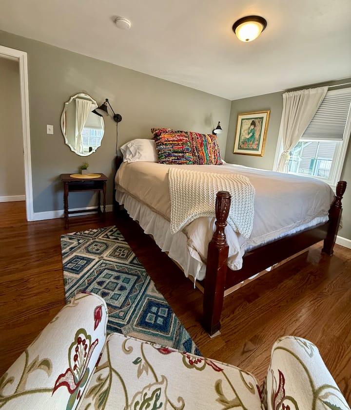 La chambre avec lit King Size et commode et placard. De nombreux hangars en bois. Coffre-fort boulonné au sol. Réveil. Télévision connectée avec télécommande. Climatiseur pendant les mois plus chauds. Ventilateur. 