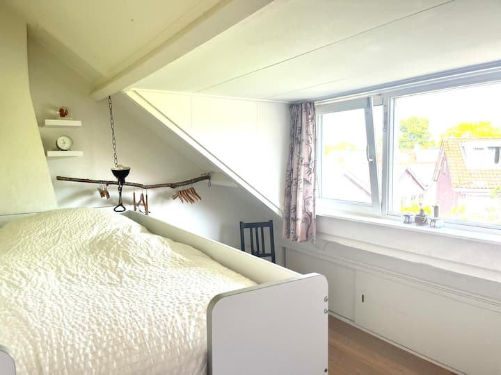 Stredne vysoká posteľ 2,00 m x 90 cm