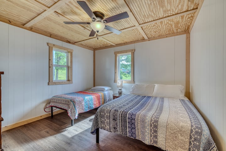 Spálňa 3 má stropný ventilátor, samostatné lôžko a manželskú posteľ Queen.