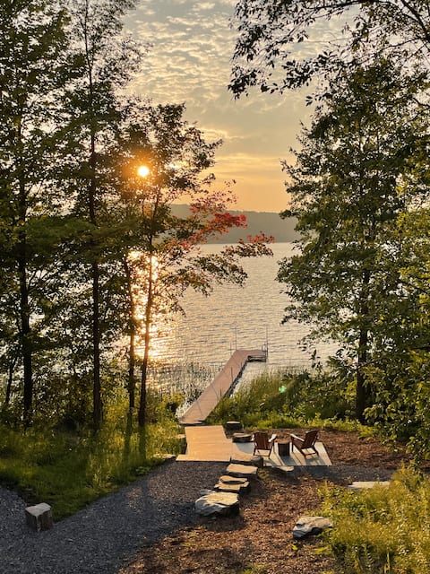Lakefront Family Retreat With Sunset Views