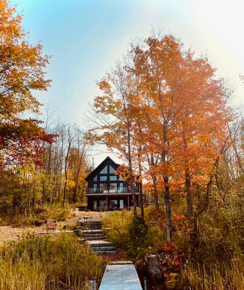 4-bed/ 3-bath lakefront cottage with sunset views