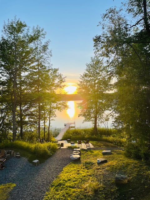 Lakefront Family Retreat With Sunset Views