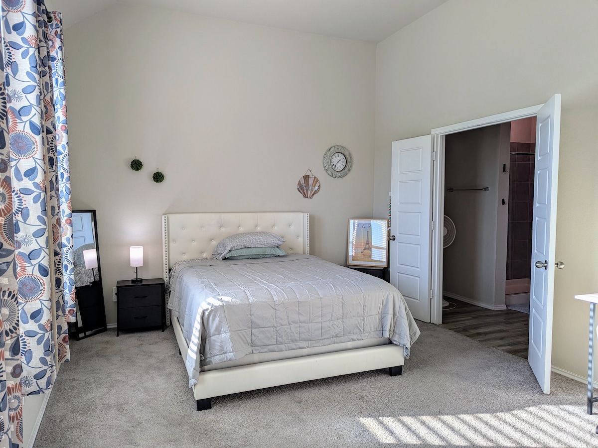 غرفة نوم رئيسية تبلغ مساحتها حوالي 350 قدمًا مربعًا مع سرير بحجم كبير وإطلالة على الفناء الخلفي 

- دش زجاجي كبير وخزانة ملابس بطول 7 أقدام في 7 أقدام
- مكتب كمبيوتر 48بوصة 
