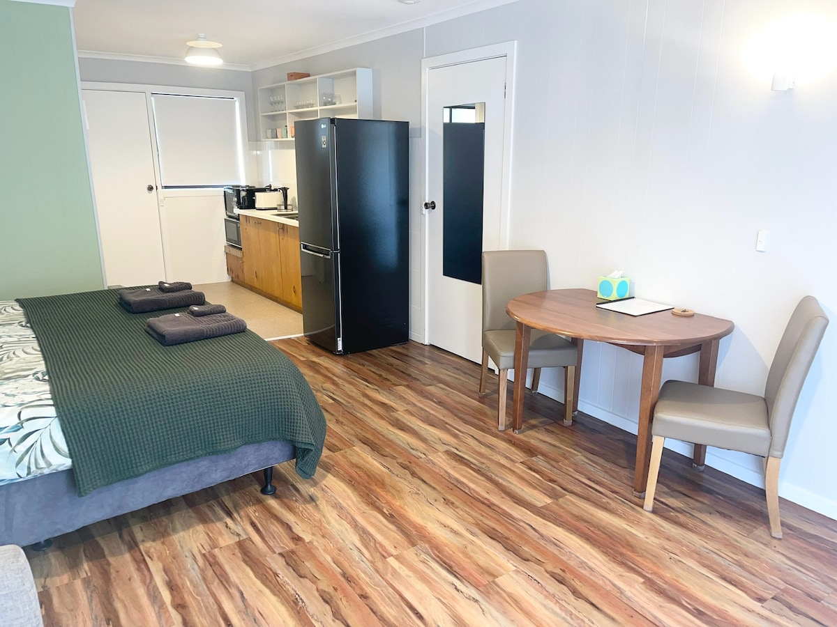 Top Airbnb: Glass of Claret in Bright