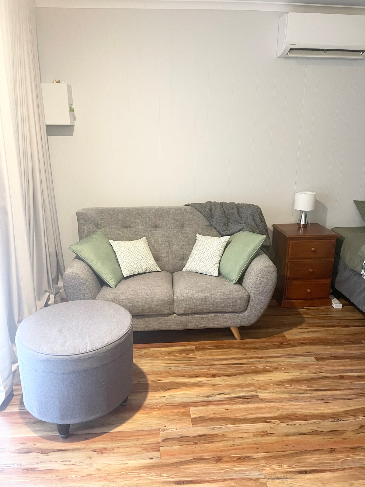 Top Airbnb: Glass of Claret in Bright