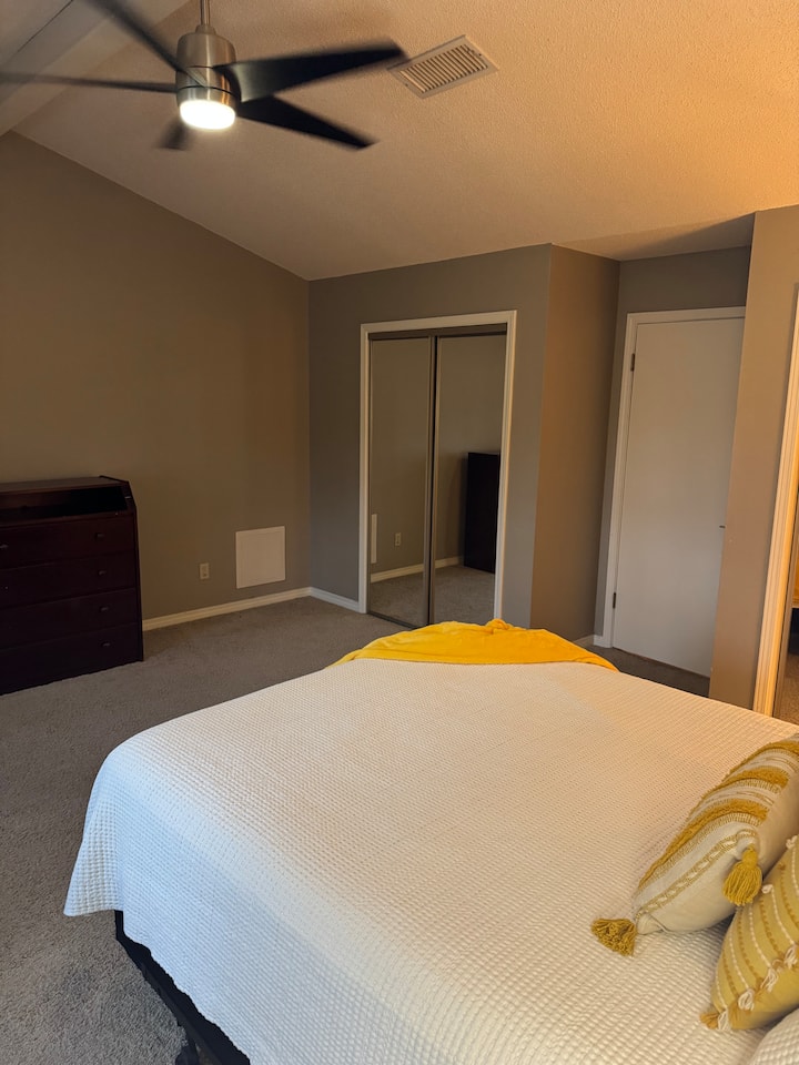 Chumba cha kulala chenye amani na kitanda cha kifalme chenye starehe na nafasi ya kutosha ya kupumzika na kupata nguvu.