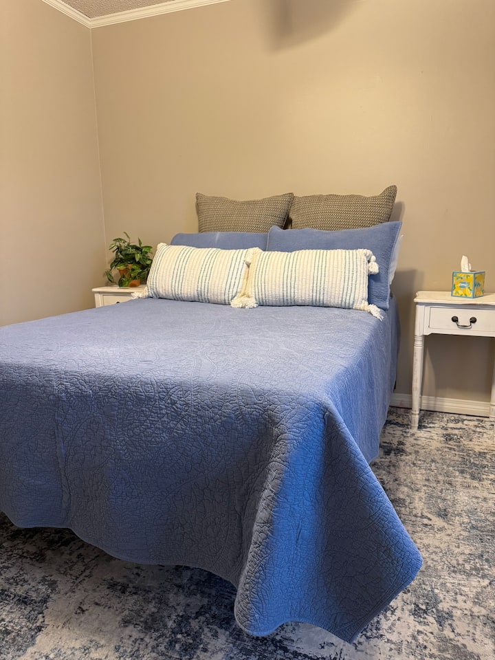 Chumba cha kulala chenye mwanga na starehe, kizuri kwa ajili ya kupumzika usiku.