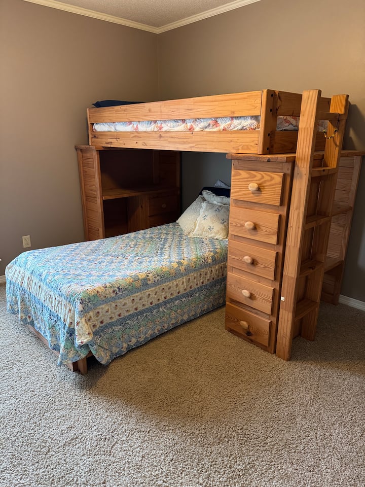 Chumba namba 3. Chumba cha kulala chenye nafasi kubwa kilicho na kitanda cha watu wawili katika mpangilio wa starehe, ulio wazi.