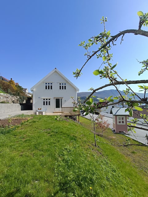 Bellahuset - A Charming House in Ulsteinvik centre