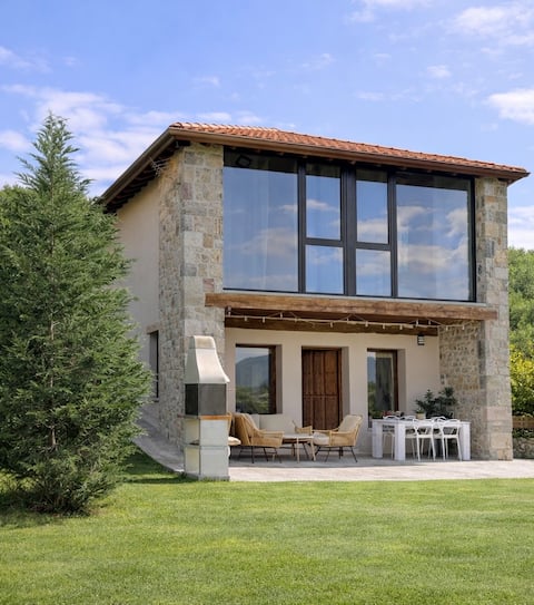 Cangas de Onis rural house with a sunset view