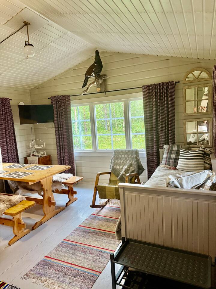 Hirsimökki Inarin Partakossa, Siuttajoen Rannalla - Inari