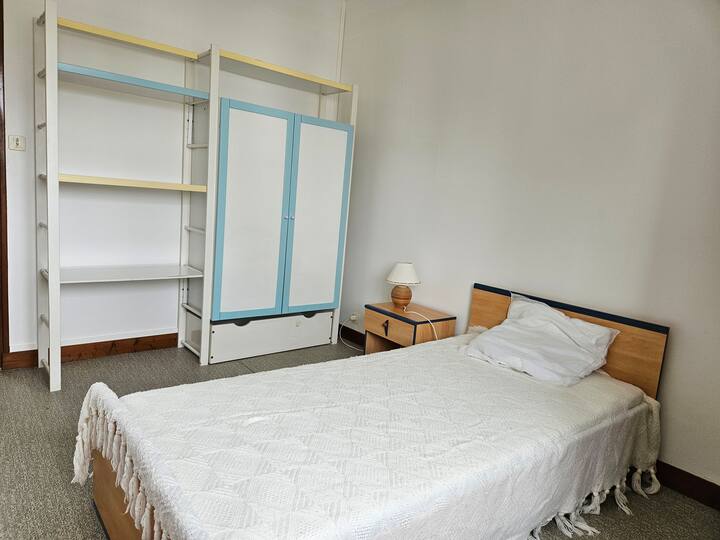 Habitación individual con vista a la calle