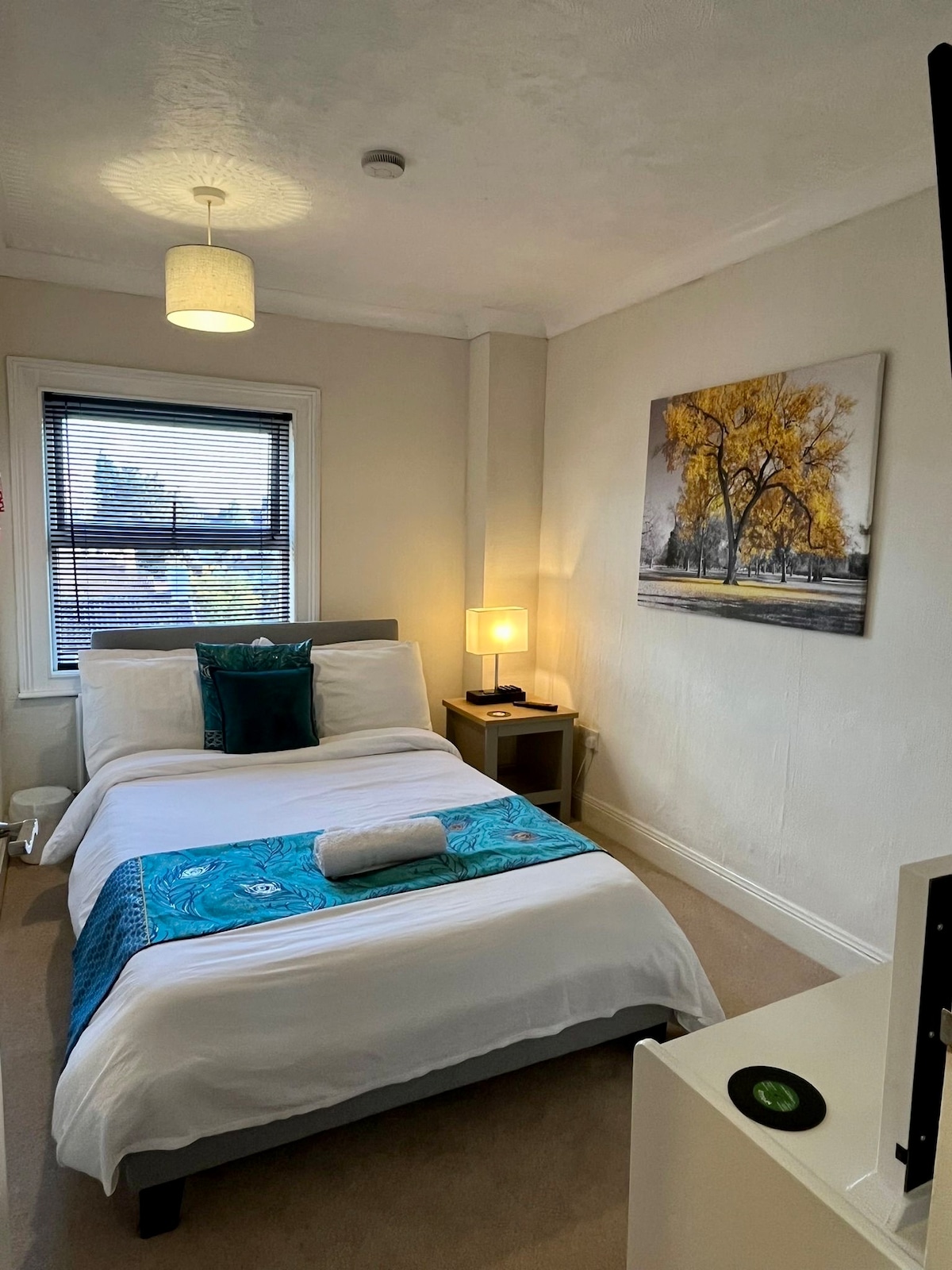 მყუდრო ორადგილიანი საძინებელში, რომელშიც არის ტელევიზორი Freeview‑არხებითა და USB‑კაბელის საშუალებით მოწყობილობების დამუხტვის შესაძლებლობა, თავს ისე იგრძნობთ, როგორც საკუთარ სახლში. უჯრის კომპლექტი და საკიდი პერანგებისა და კაბებისთვის. 