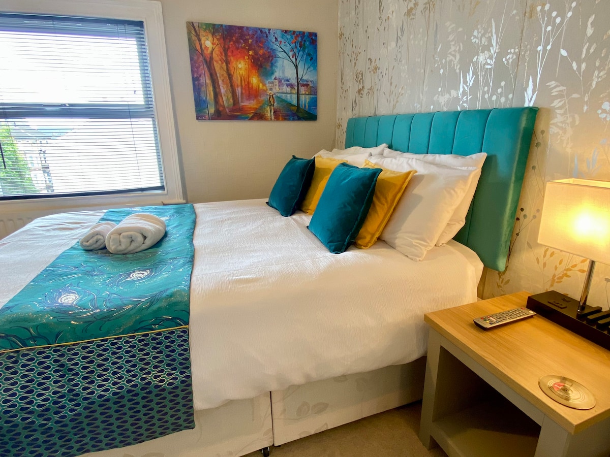 კომფორტული ორსაწოლი USB‑ლამპით