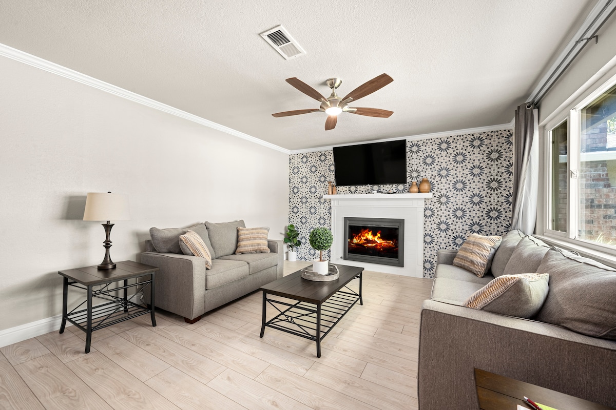 Top Airbnb: Charming 3 Bedroom Roseville Home with Pool in Roseville