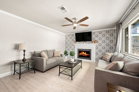 Top Airbnb: Charming 3 Bedroom Roseville Home with Pool in Roseville