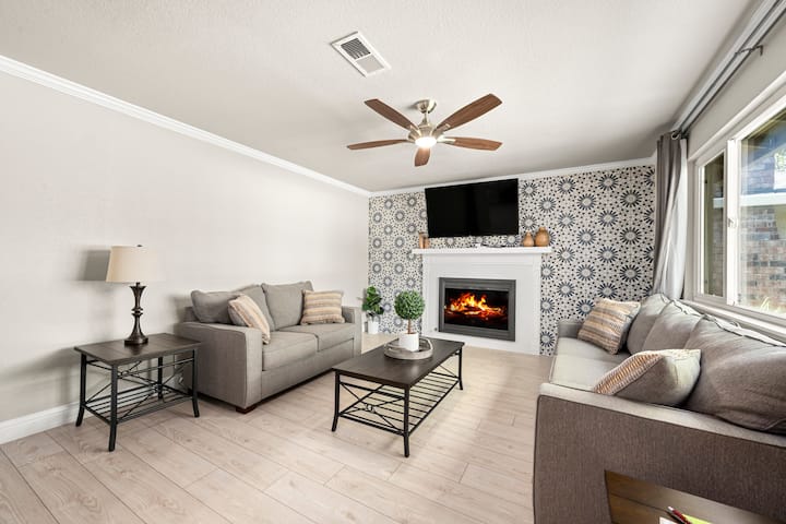 Charming 3 Bedroom Roseville Home With Pool - Rocklin, CA