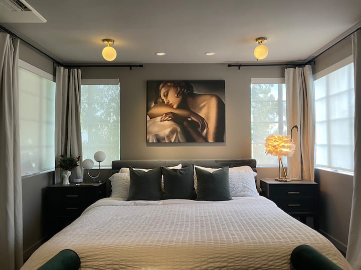 最上階の寝室：バルコニー、スマートテレビ、サウンドマシン、十分なドレッサーとクローゼットスペースを備えたキングサイズのベッドが快適です。   軽くてゆっくりとした朝のためのライトフィルターの色合いと遮光カーテン。  