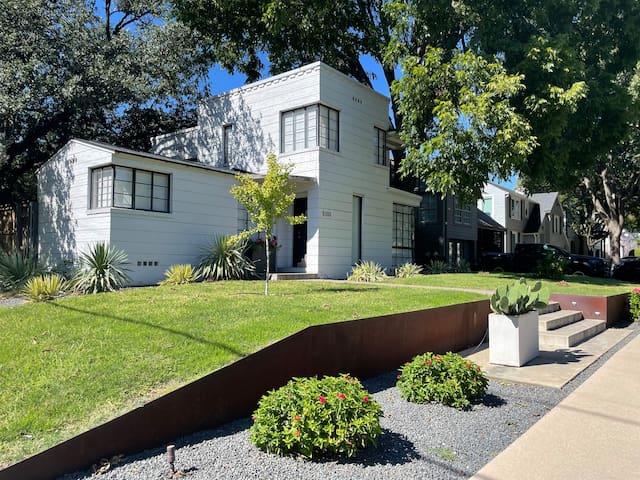 Casa Blanca – King bed, Near SMU, & Dog Friendly!