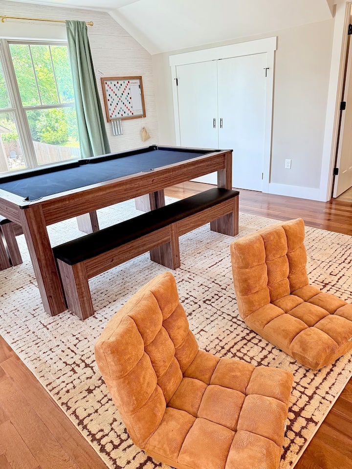 مرحبًا بك في ملاذ الأطفال المثالي. مع سريرين كاملين، ومسبح/بونغ/طاولة ثلاثية الاتجاهات، وكراسي ألعاب وتلفزيون، يمنح هذا العائلات من جميع الأعمار مساحة للانتشار والاستمتاع. 