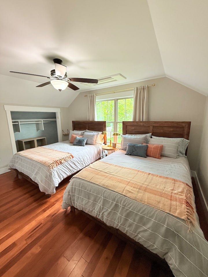 سوف تستقر في هذه الغرفة المزدوجة في الطابق العلوي بسرعة مع مساحة خزانة واسعة. عندما تكون مستعدًا للراحة، ستجد الستائر المعتمة وآلة الصوت ورذاذ الزيت العطري جاهزين لإرسالك إلى غفوة مريحة.