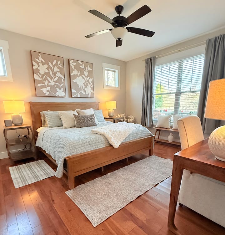 تقع غرفة النوم الرئيسية في الطابق الأول. السرير بحجم كينج. يوجد مكتب وكرسي ومقعد. مرفق بها خزانة ملابس وحمام داخلي. 

يتم تقديم:
- جميع أغطية الأسرة
- 4 وسائد بحجم سرير كوين
- منبه الساعة وآلة الصوت
- مروحة سقف