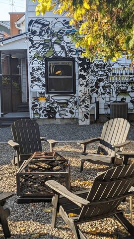 Downtown 5-Star 3-bdrm – BBQ – Backyard & Parking gallery image 3