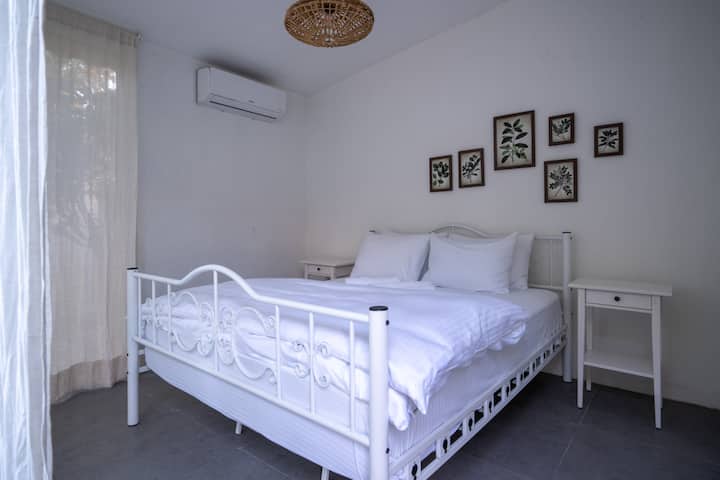 El segundo dormitorio se encuentra en el jardín, separado de la casa principal, dentro de una cabaña cerrada.
Tiene su propio baño privado.
Ten en cuenta que la habitación no tiene cortinas opacas, solo se proporcionan cortinas transparentes.