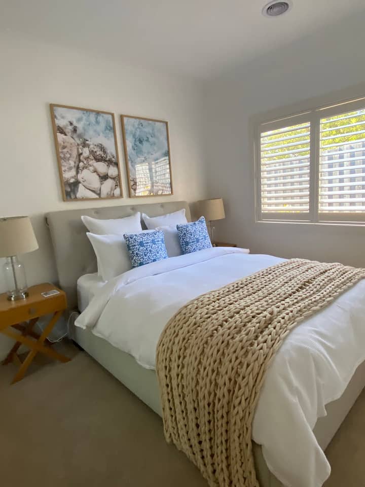 Chambre 2 : Lit Queen avec couverture électrique et BIR