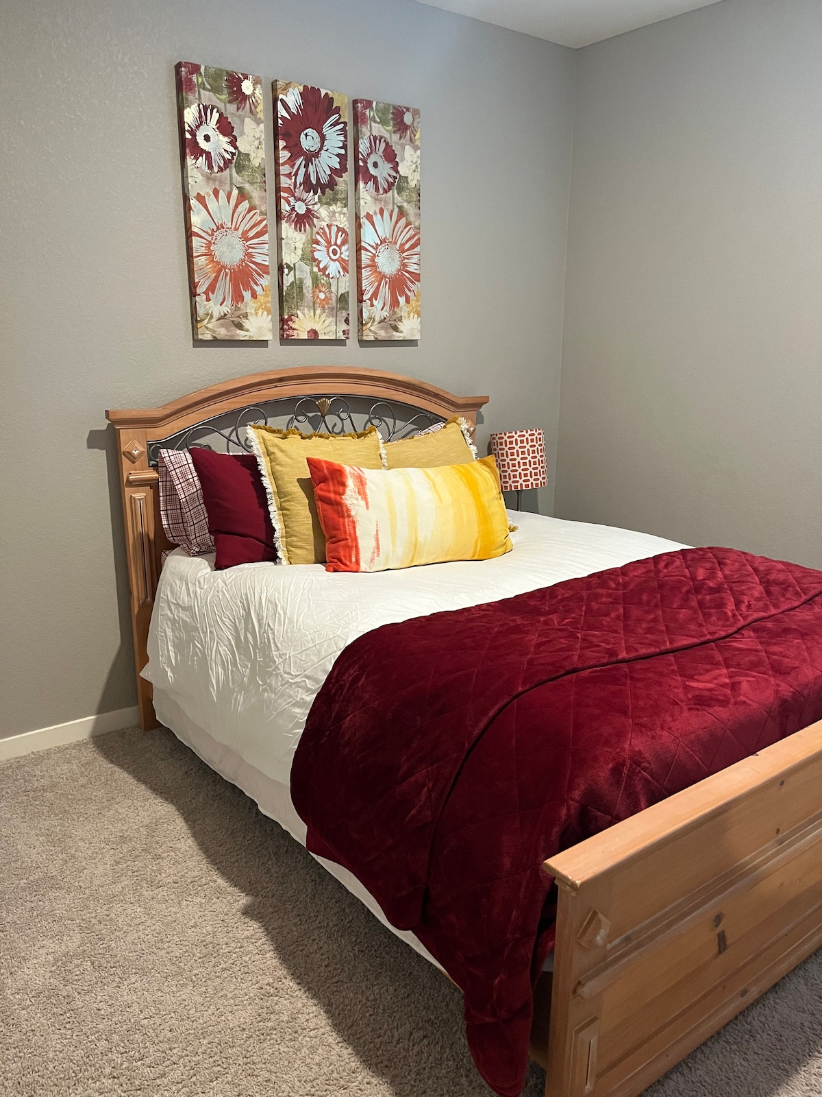  Მყუდრო და ფერადი კომფორტი
Განიტვირთეთ ამ თბილ და მიმზიდველ საძინებელში, რომელშიც არის ცოცხალი დეკორი, პლუშის ბალიშები და რბილი თეთრეული მშვიდი ძილისთვის.