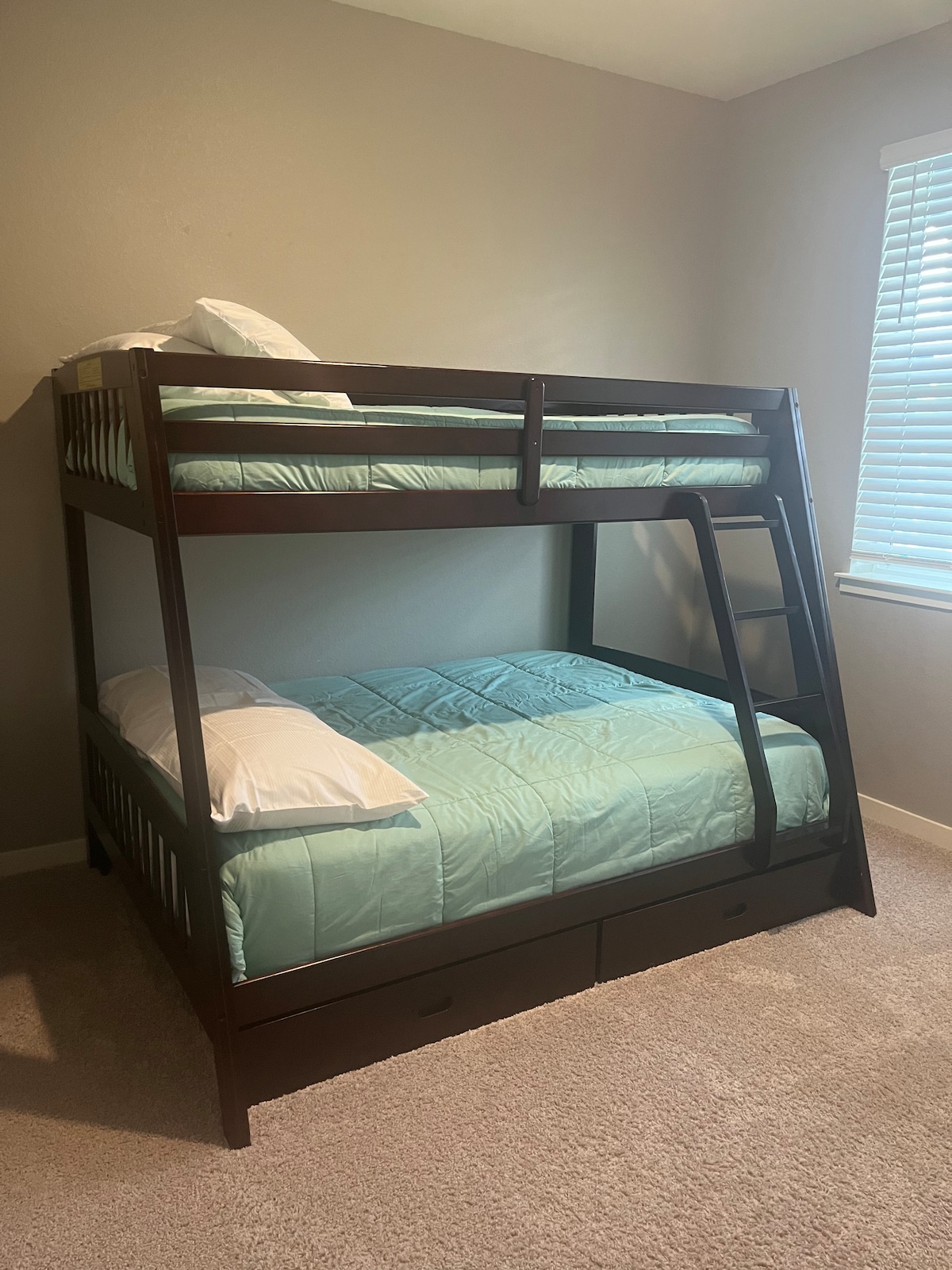 ️‍‍‍ Მყუდრო ორსართულიანი ოთახი
Იდეალურია ოჯახებისთვის ან ჯგუფებისთვის. ამ ოთახში არის ორადგილიანი ორსართულიანი საწოლი რბილი თეთრეულით და საკმარისი სივრცე თავგადასავლების შემდეგ დასასვენებლად ან განტვირთვისთვის.