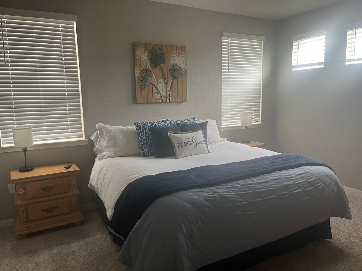  Მშვიდი და ფართო საძინებელი
Ამ დამამშვიდებელ საცხოვრებელში არის დიდი, მიმზიდველი საწოლი რბილი თეთრეულით, ელეგანტური დეკორითა და ბევრი ბუნებრივი განათებით — იდეალურია მშვიდი ღამის დასვენებისთვის.