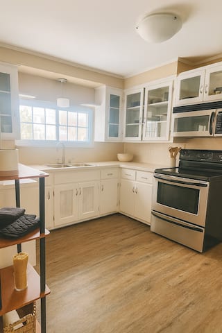 Kenmore 3 Bed House with Fenced Yard, photo 3 of 25