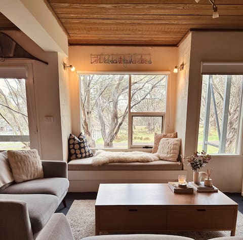 Top performing Airbnb: Beautiful Snowgums Apt. Stunning View & location in Dinner Plain