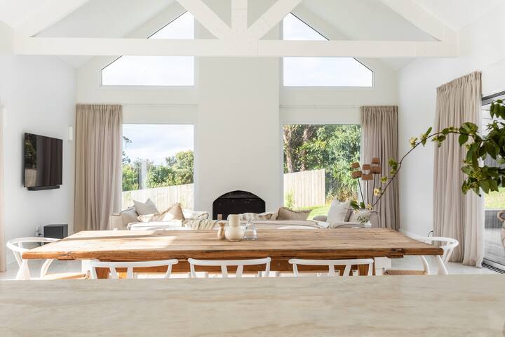 Large modern comfortable – 6 beds – 2 bathrooms gallery image 2