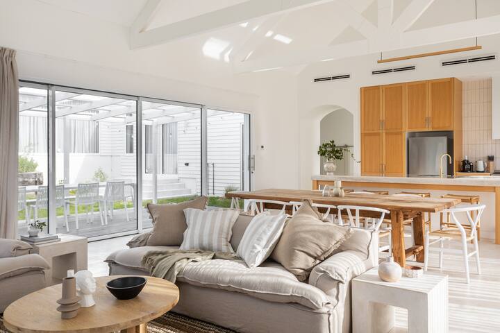 Large modern comfortable – 6 beds – 2 bathrooms gallery image 3