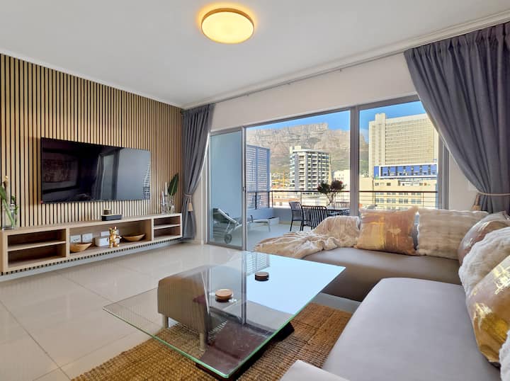 Chic Cape Town 2 Bed Penthouse | Pool, Gym & Views - Cape Town