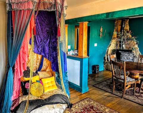 Madrid's Gypsy Bungalow!