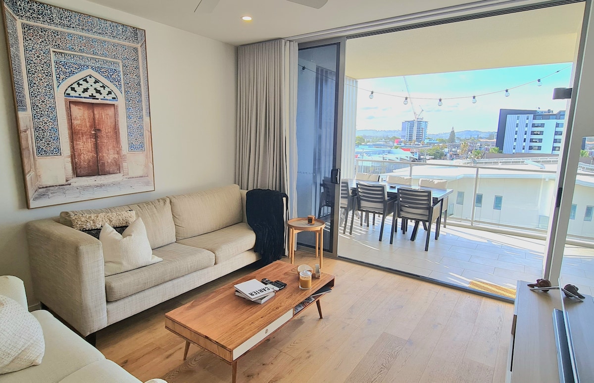 Top performing Airbnb: Stylish Beach Apartment Ocean Views Free parking in Palm Beach