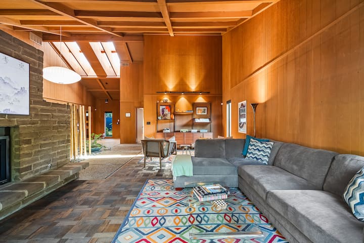 Boutique Art House | Spa, Atrium + Ev Charger - Fresno, CA