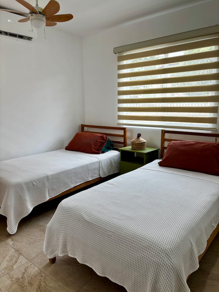 Seconda camera con due letti singoli, ideale per bambini, amici o ospiti che preferiscono dormire separati.