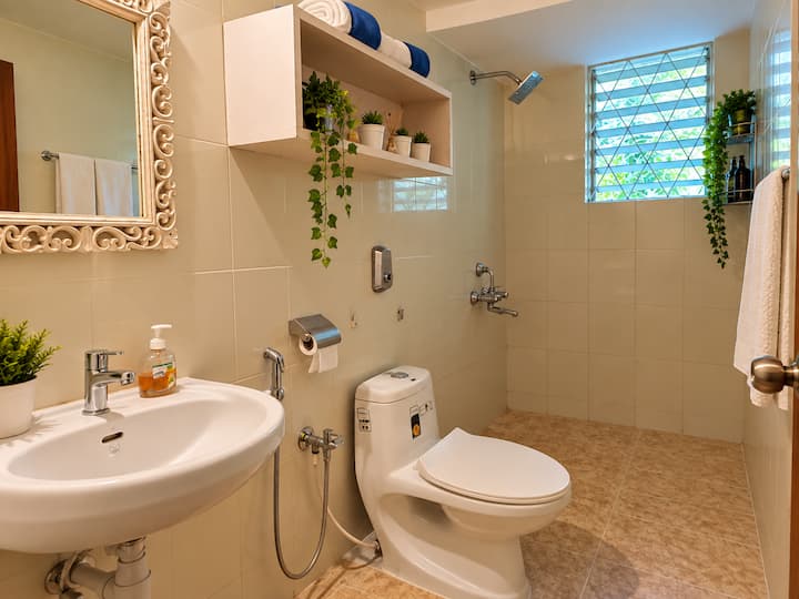 Full bathroom 2 image 1