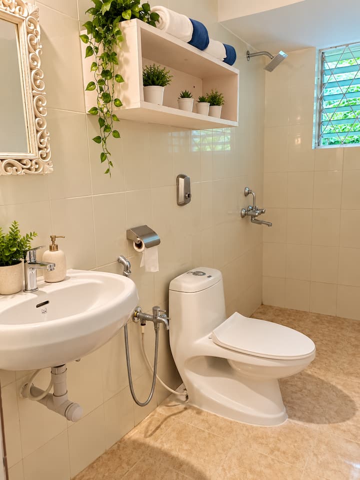 Full bathroom 1 image 1