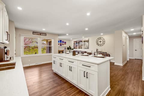 Downtown Oasis: Hot Tub, Garage, 2 King Huge yard!