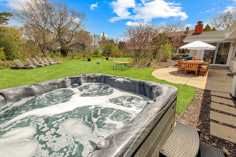 Downtown Oasis: Hot Tub, Garage, 2 King Huge yard!