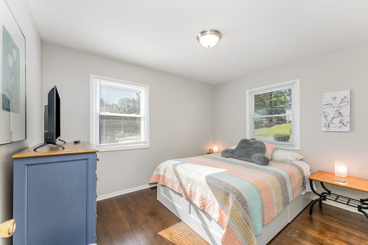 Chumba cha kulala cha pili chenye starehe na kitanda cha kifahari na hifadhi, kwa ajili ya wafanyakazi wenza, familia au wageni wanaotembelea wakati wa ukaaji wa muda mrefu.