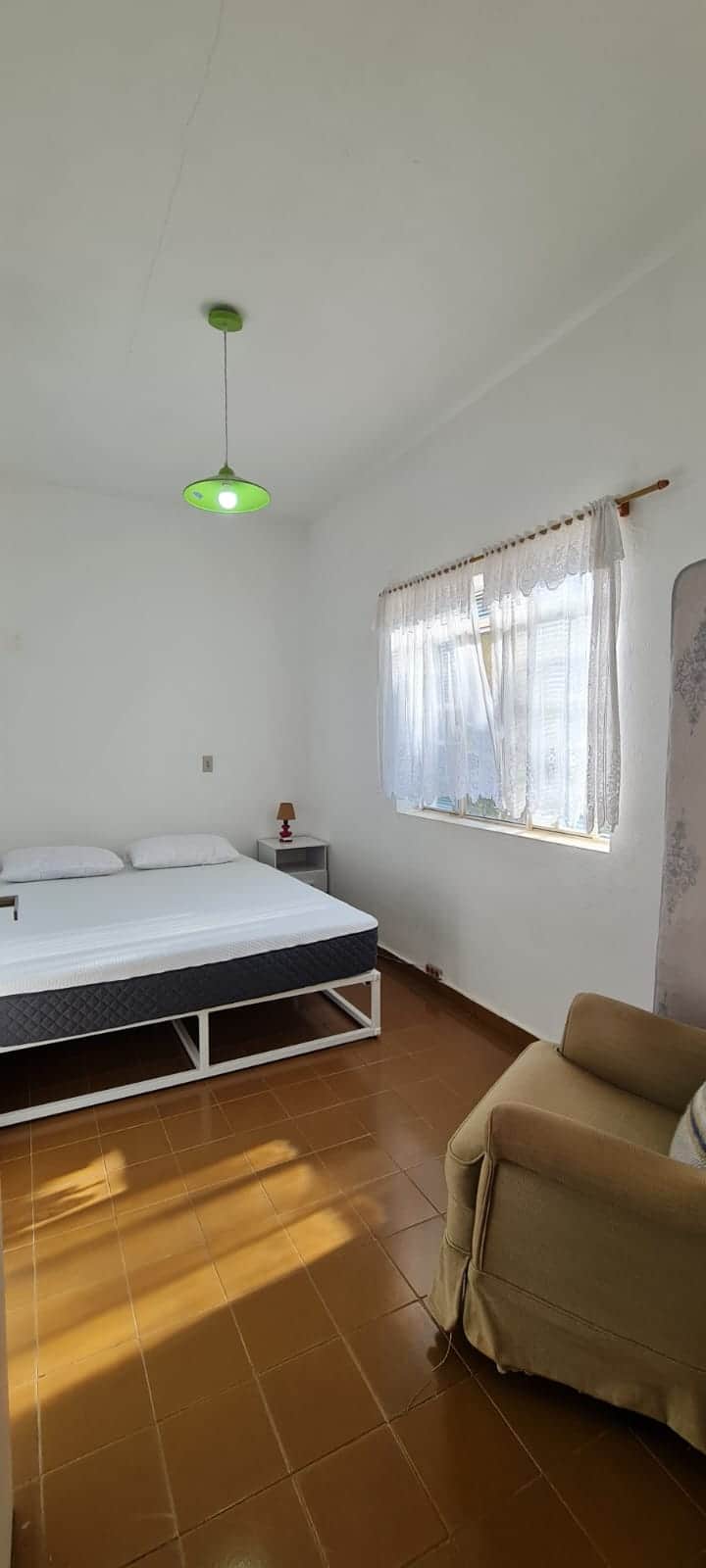 تقع غرفة النوم في Edicule مع سرير مزدوج 01.