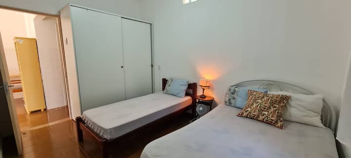 غرفة نوم إديكولا، مع سرير مزدوج واحد وسرير فردي واحد.